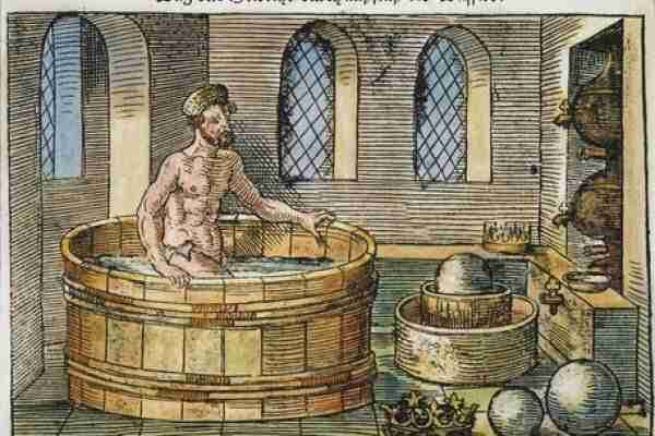 ¿Por qué seguimos creyendo que en la Edad Media nadie se bañaba? El origen de un mito histórico